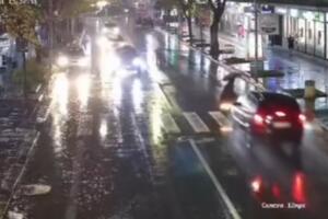 UZNEMIRUJUĆI SNIMAK IZ KRUŠEVCA, NIJE ZA OSETLJIVE: Žena prelazi ulicu na pešačkom, a onda nailazi auto i udar (VIDEO)