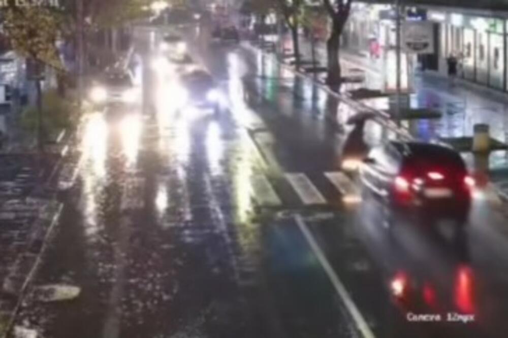 UZNEMIRUJUĆI SNIMAK IZ KRUŠEVCA, NIJE ZA OSETLJIVE: Žena prelazi ulicu na pešačkom, a onda nailazi auto i udar (VIDEO)