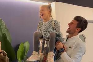 MAGIČNA SCENA! Prelep trenutak Novaka sa ćerkicom: Nasmejana Tara završila u tatinom trofeju! (VIDEO)