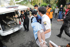 ZAVRŠILI ČASOVE, PA OTIŠLI U SMRT: Među žrtvama razornog zemljotresa u Indoneziji NAJVEĆI BROJ DECE (FOTO)