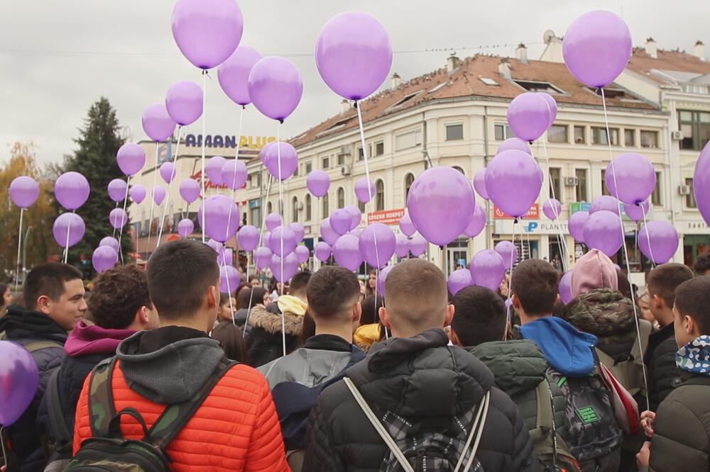 JOŠ OČEKUJEMO DA SE NASMEJANA POJAVI U UČIONICI: Drugari nastradale devojčice (17) balonima obojili nebo iznad Čačka u ljubičasto