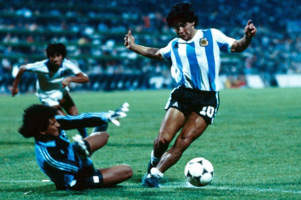 DIJEGO MARADONA NA DANAŠNJI DAN DEBITOVAO JE ZA ARGENTINU: Bio je to veliki dan za fudbalskog vanzemaljca! Ostalo je istorija!