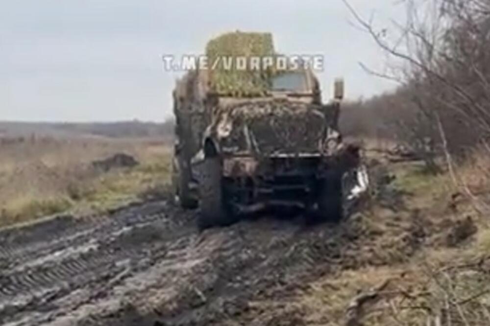 BLATO ZAUSTAVLJA SVE ARMIJE SVETA: Ni moderni američki terenac ukrajinske vojske ne može da savlada blatnjavi put (VIDEO)