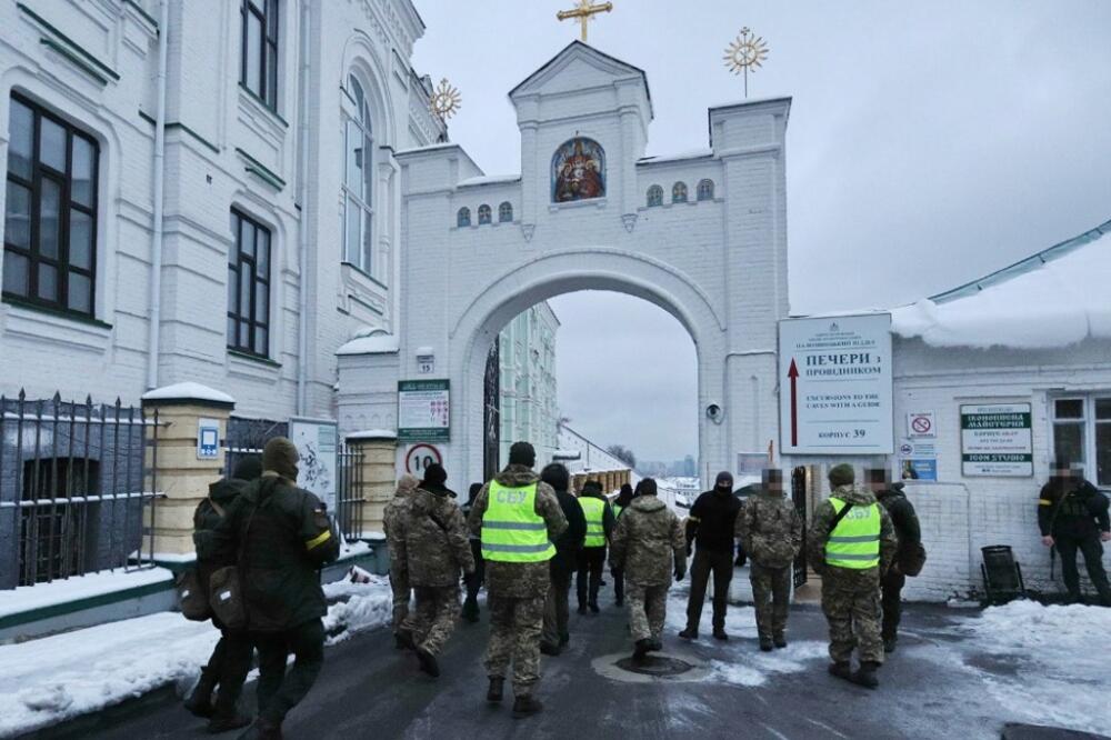 RACIJA U CRKVAMA: Ukrajinski bezbednjaci upali u Kijevsko-pečersku lavru, traže agente Kremlja, DIVERZANTE I ORUŽJE