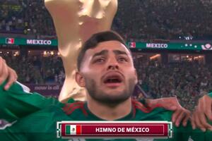 DIRLJIVA SCENA - MEKSIKANCA SLOMILE EMOCIJE: Jecao u suzama tokom intoniranja nacionalne himne (VIDEO)