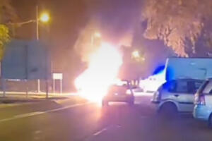 DRAMA U BANATSKOM KARLOVCU: Automobil gori nasred ulice, odjekuju eksplozije, niko ne sme da priđe (VIDEO)