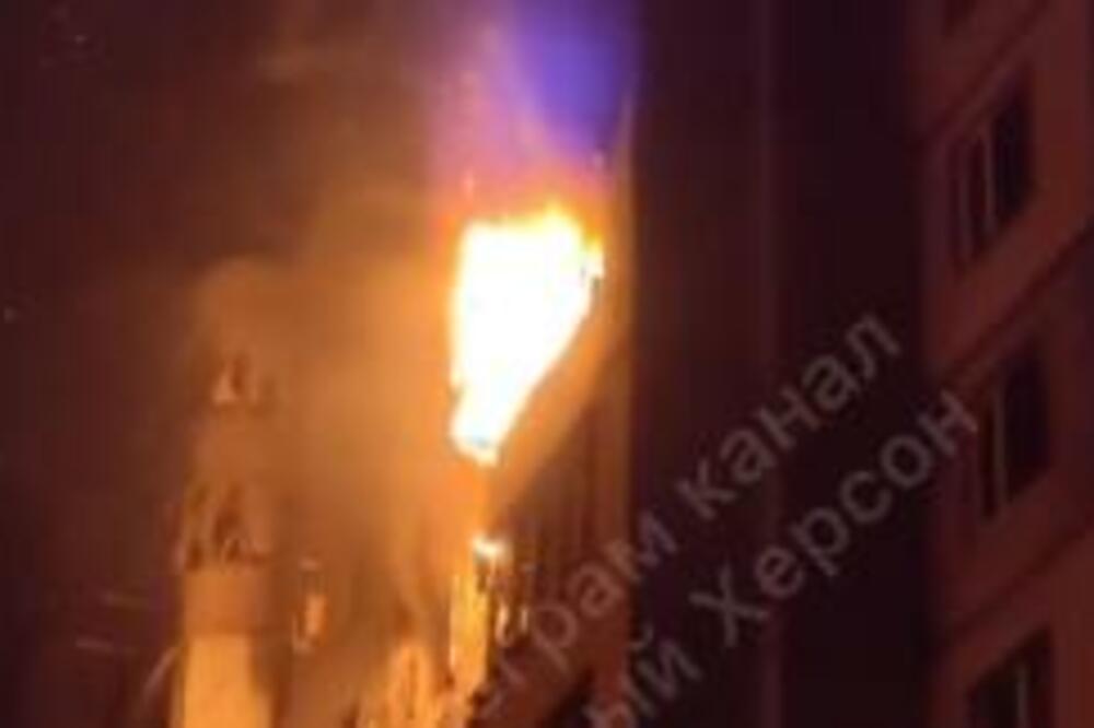 RUSI GRANATIRALI STAMBENU ČETVRT U HERSONU: Zapalila se zgrada, ima mrtvih! (VIDEO)