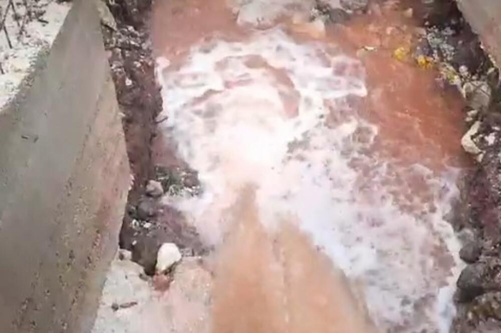 JAKE KIŠE AKTIVIRALE BUJIČNE TOKOVE: Crvena voda uništava kuće i imanja u nikšićkoj Župi, meštani krive obližnji rudnik