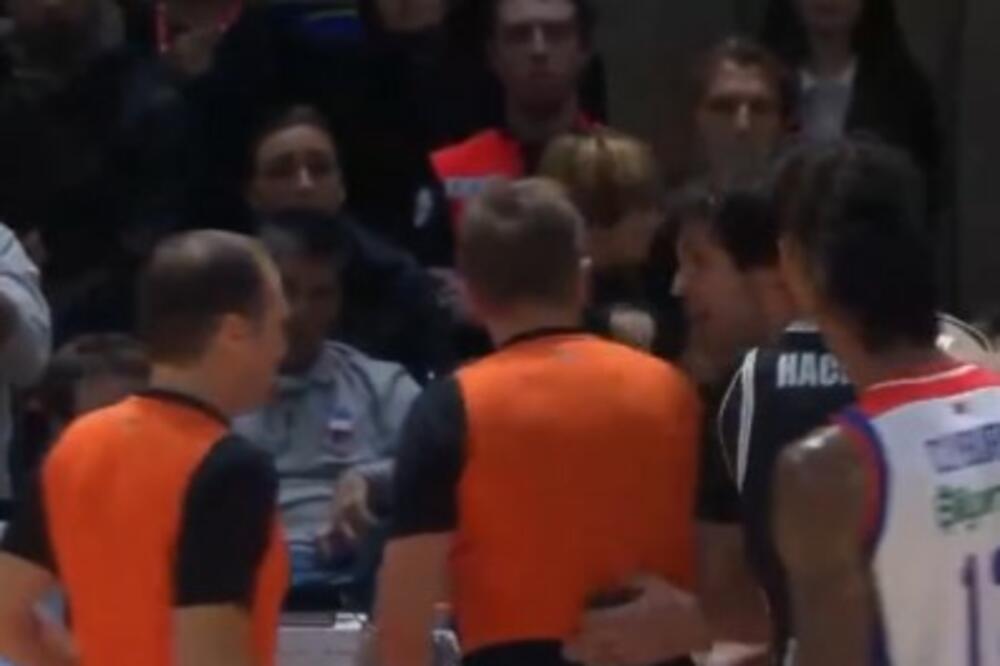 TEODOSIĆ POBESNEO, HTEO DA BIJE SUDIJE! Saigrači jedva zadržali srpskog košarkaša da ne nasrne na Javora POGLEDAJTE (VIDEO)