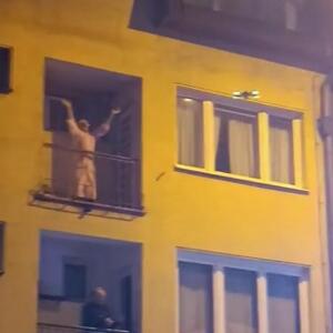ROK BAKA ODUŠEVILA REGION: Vesela starica sa balkona gledala koncert Crvene