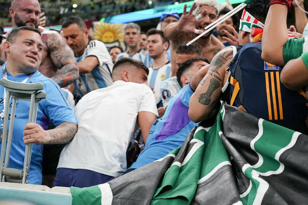 SEVALE PESNICE - PROKLJUČALA VRELA LATINO KRV: Žestoka tuča navijača Meksika i Argentine na stadionu! (VIDEO)