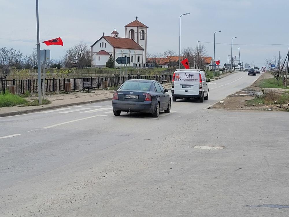 NOVA PROVOKACIJA NA KOSMETU: Albanskim zastavama pokušavaju da zastraše srpski narod