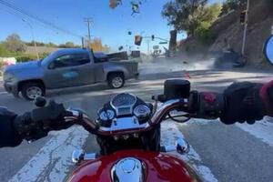 MOTOCIKLISTA PREŽIVEO NEMOGUĆE: Stajao na semaforu, a onda ga je zgazio kamionet koga je udario džip (UZNEMIRUJUĆI VIDEO)