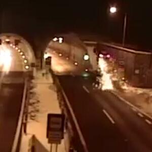 AUTO POLETEO KAO U IGRICI: Kamera ispred tunela u Slovačkoj zabeležila