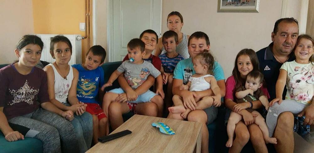 OVO JE JEDNA OD NAJMNOGOBROJNIJIH PORODICA: Porodica Filić dobila dvanaesto dete, malog Metodija krstiće iguman Hilandara Metodije