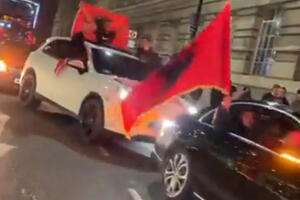 ALBANCI U BESNIM AUTOMOBILIMA DIVLJALI CENTROM LONDONA: Trubili i paradirali, devojke plesale na ulicama! BRITANCI GNEVNI! (VIDEO)
