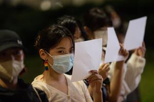 UNIVERZITETI ŠALJU STUDENTE KUĆI, POLICIJA PATROLIRA: Racije u Pekingu i Šangaju, vlast ne odustaje od strategije "nula kovida"