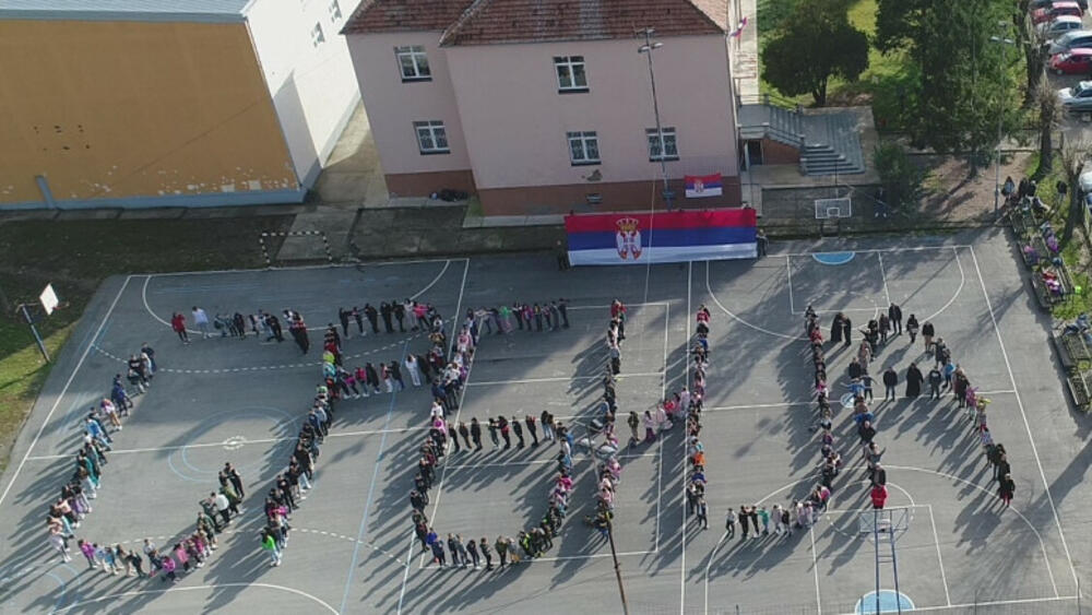 NEMA KOME SRCE NIJE ZAIGRALO ZBOG OVE SLIKE S KiM: Orlići s Kosova kliču: Letite i Srbije se setite! Ovako navijaju klinci u Lešku