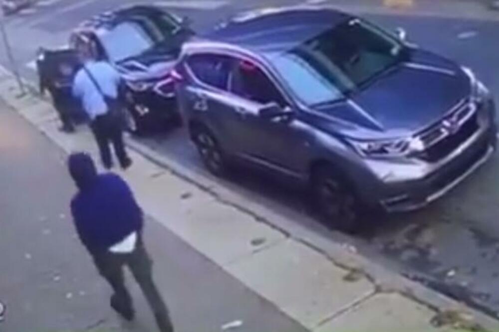 HAOS U AMERICI! UZNEMIRUJUĆI SNIMAK: Napadač prišao policajcu i PUCAO mu u glavu nasred ulice, muškarac se samo SRUŠIO (VIDEO)