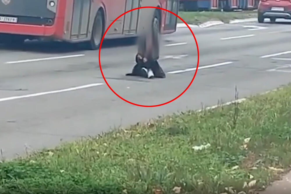 POTRESNA SCENA U BEOGRADU: Žena nepomično kleči nasred ulice, pored nje jurcaju autobusi, a iza svega stoji TUŽNA PRIČA (VIDEO)
