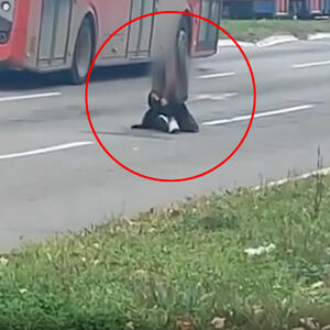 POTRESNA SCENA U BEOGRADU: Žena nepomično kleči nasred ulice, pored nje