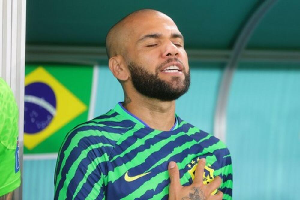 DANI ALVEŠ KORISTI SVAKU PRILIKU DA SE ODBRANI: Brazilski fudbaler u intervjuu negirao krivicu za silovanje