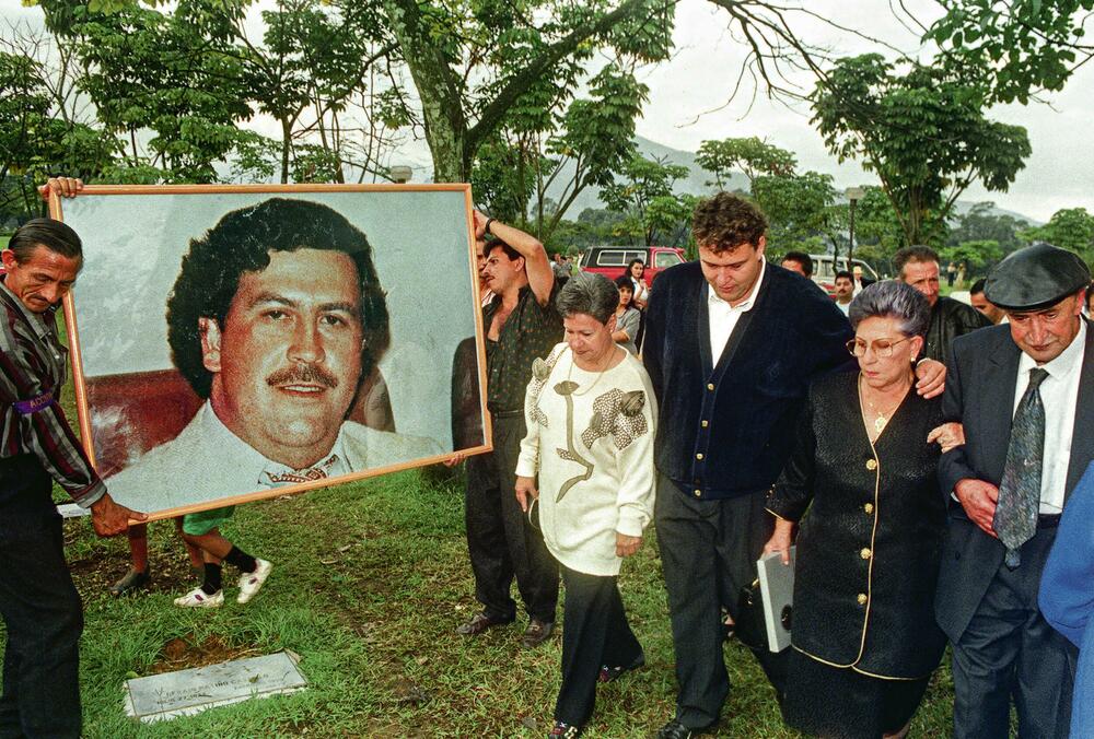 Prva godišnjica... Porodica i prijatelji na pomenu Eskobaru 1994. godine