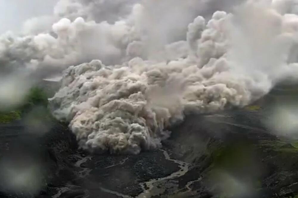 STRAVIČNI SNIMCI ERUPCIJE U INDONEZIJI: Kiše srušile kupolu vulkana, LAVA I DIM se sručili na više sela PEPEO ZAKLONIO SUNCE