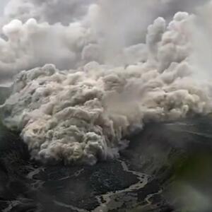 STRAVIČNI SNIMCI ERUPCIJE U INDONEZIJI: Kiše srušile kupolu vulkana, LAVA