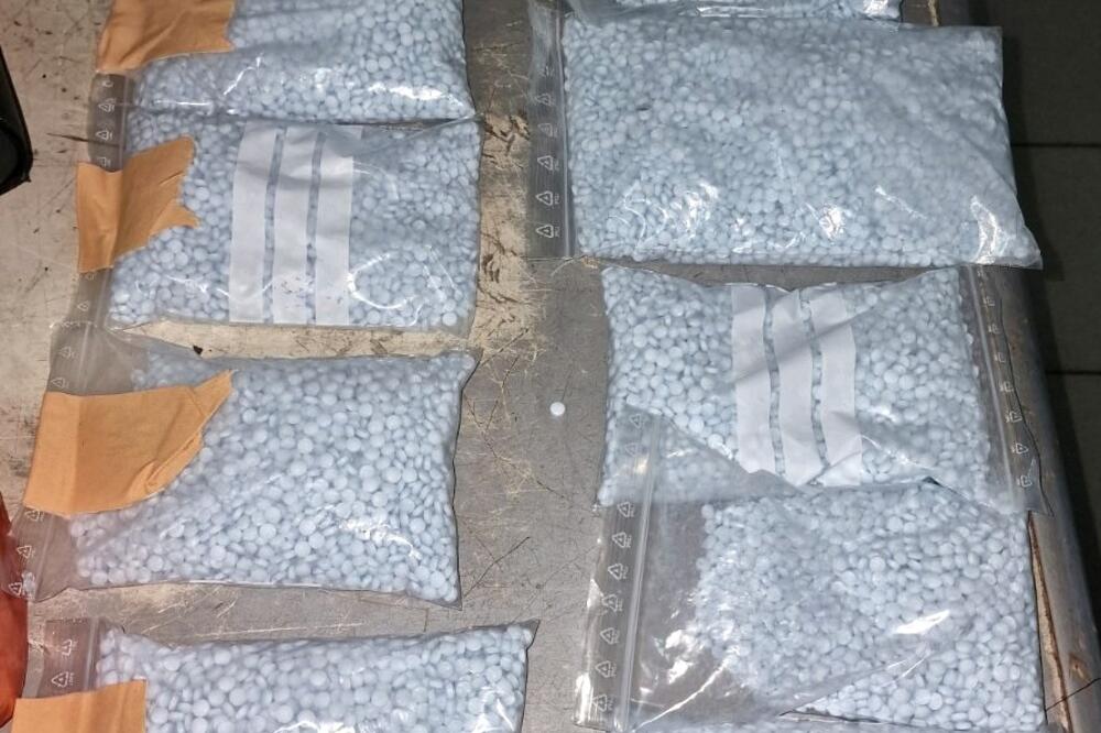 HAPŠENJE U SREMSKOJ MITROVICI: U stanu mu našli više od kilogram psihoaktivnih tableta i pištolj