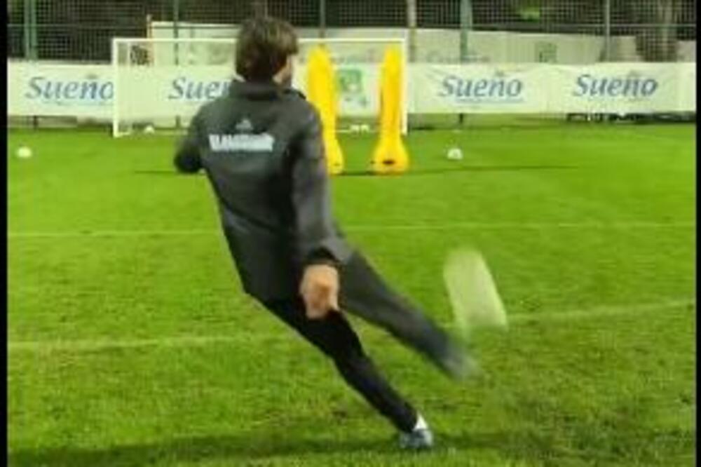 MAJSTOR OSTAJE MAJSTOR: Legenda italijanskog fudbala POKAZALA kako se izvodi SLOBODAN UDARAC (VIDEO)