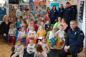 POLICAJAC MOJ DRUG: Službenici za rad policije PI Šabac družili su se sa mališanima iz vrtića Cinci-linci