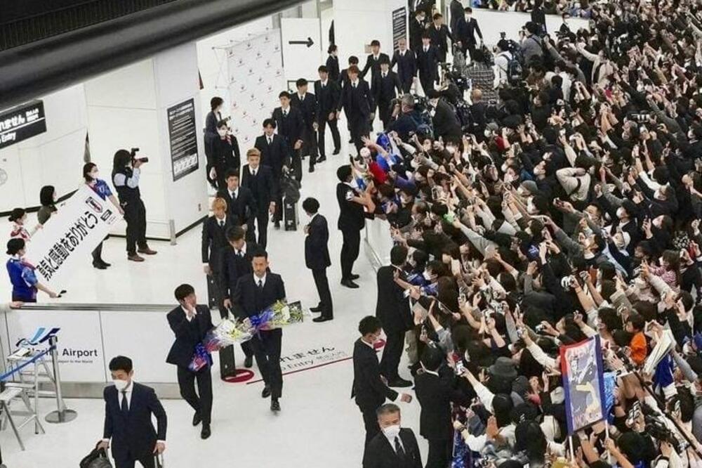 JAPANCI DOČEKANI KAO HEROJI: Na dočeku na aerodromu u Tokiju na hiljade razdraganih navijača (FOTO)