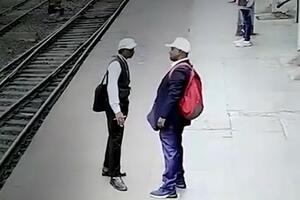 TRENUTNI UDAR: Dvojica muškaraca stoje i pričaju na peronu u Indiji, sledećeg trenutka jedan PADA NA ŠINE (UZNEMIRUJUĆI VIDEO)