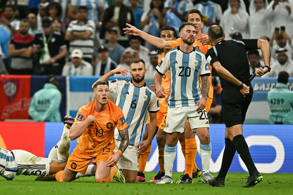FIFA POKRENULA DISCIPLINSKE POSTUPKE PROTIV GAUOČOSA I LALA: Argentinci se RUGALI Holanđanima posle pobede na penale!