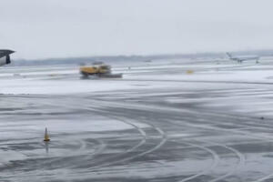 SNEG PARALISAO AERODROM U MANČESTERU: Obilne snežne padavine zarobile putnike u avionima, čekaju satima (VIDEO)