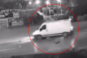 (UZNEMIRUJUĆE) Pojavio se snimak saobraćajke u Novom Pazaru, automobil baca devojčicu (15), užasavajuća scena