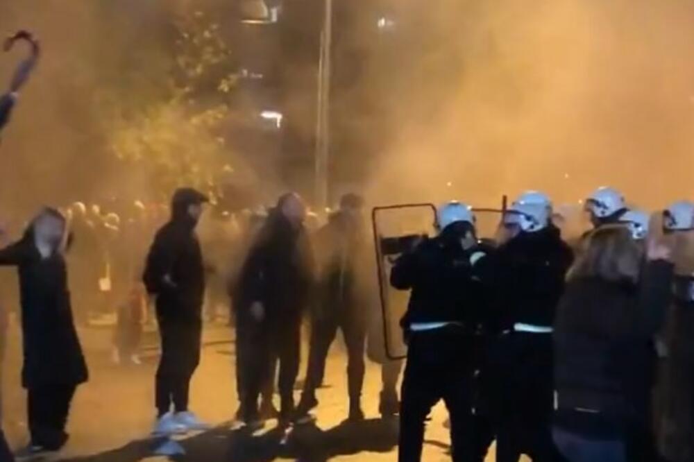 NEREDI U PODGORICI: Posle kraja protesta, demonstranti gađali policiju, korišćen biber sprej, pucale šok bombe