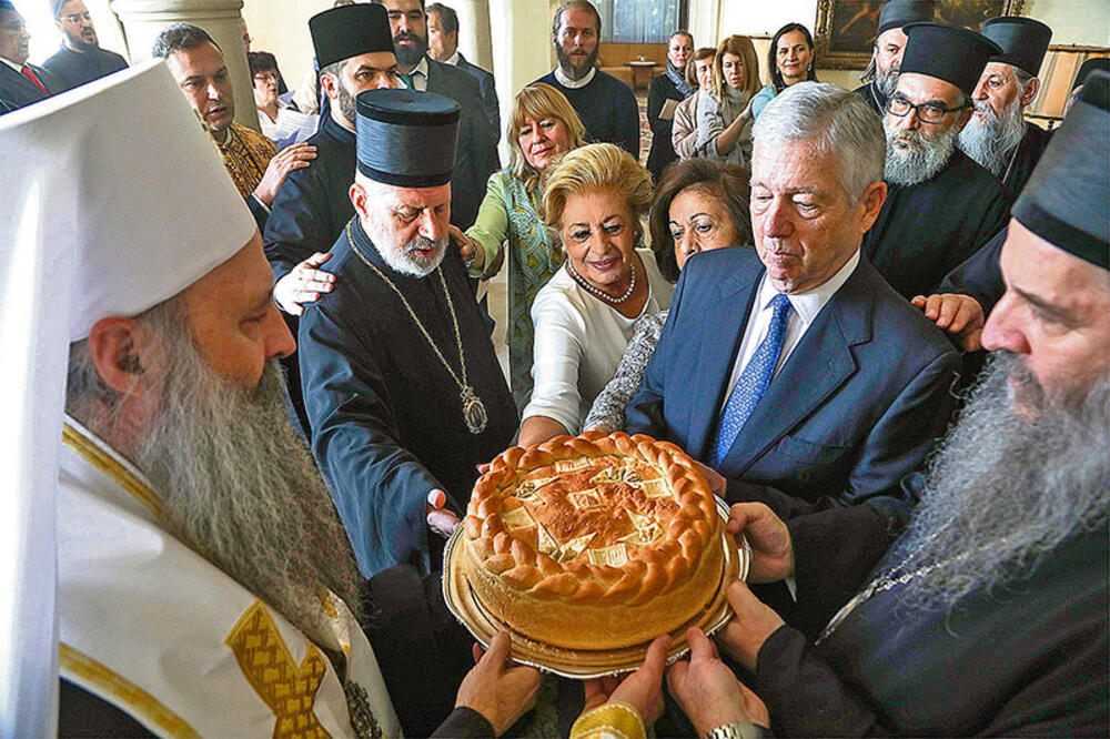 Patrijarh Porfirije i presolonaslednik Aleksandar okreću kolač na Dedinju