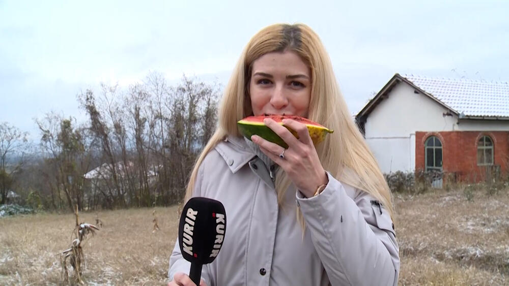 Jelena Šipetić jede lubenicu u decembru