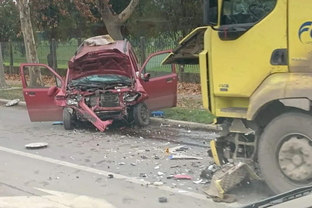 TEŠKA NESREĆA NA PUTU VRBAS-KULA: Sudar kamiona i automobila (FOTO)