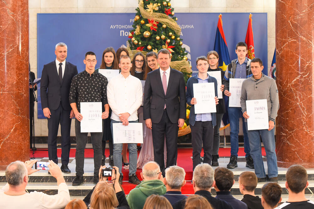 MIROVIĆ uručio novčane nagrade i priznanja najtalentovanijim učenicima u Vojvodini