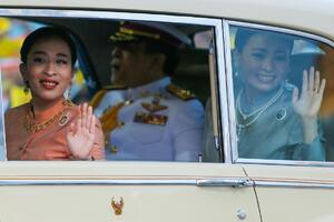 ĆERKA KONTROVERZNOG KRALJA NA SAMRTI? Tajlandska princeza šetala pse i samo se srušila: "Njena smrt izazvaće HAOS U KRALJEVSTVU"