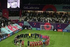 I MUNDIJAL SE OPROSTIO OD SINIŠE: Uz minut ćutanja, fudbalske legende u znak poštovanja nosile Mihinu "jedanaesticu"