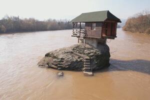 OSTALA ČVRSTA KAO STENA NA KOJOJ JE SAGRAĐENA: Kućica na Drini izdržala još jedan poplavni talas!