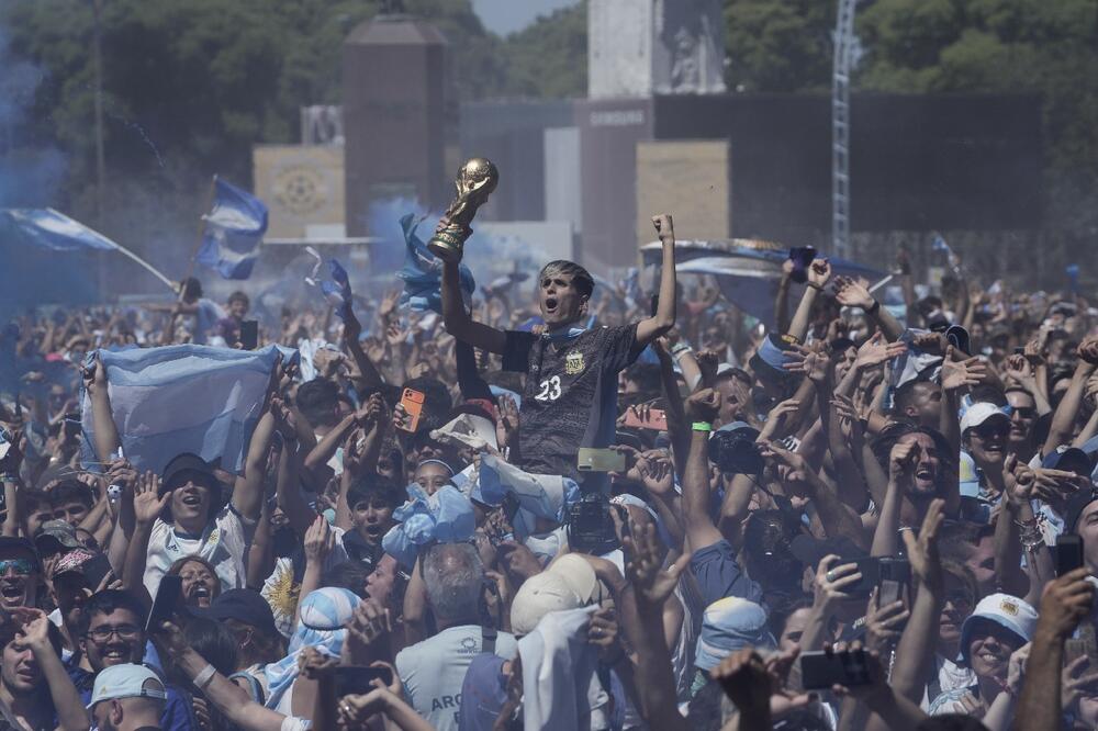 LUDNICA U BUENOS AJRESU KAKVA SE NE PAMTI! Pogledajte slavlje Argentinaca u glavnom gradu posle osvajanja svetske titule (VIDEO)