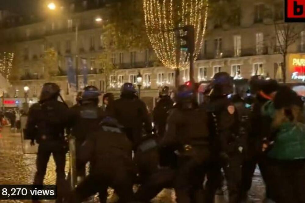 MLAZ, DIMNE BOMBE, TUČA! Neredi u Parizu i Lionu posle poraza Francuske na Mundijalu, policija vodenim topovima rasteruje navijače