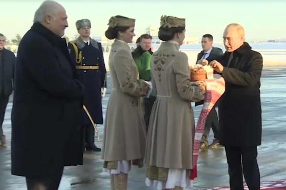 PUTIN SLETEO U MINSK: Lukašenko ga dočekao sa pogačom i solju, a tu je bio i buket! VIDEO