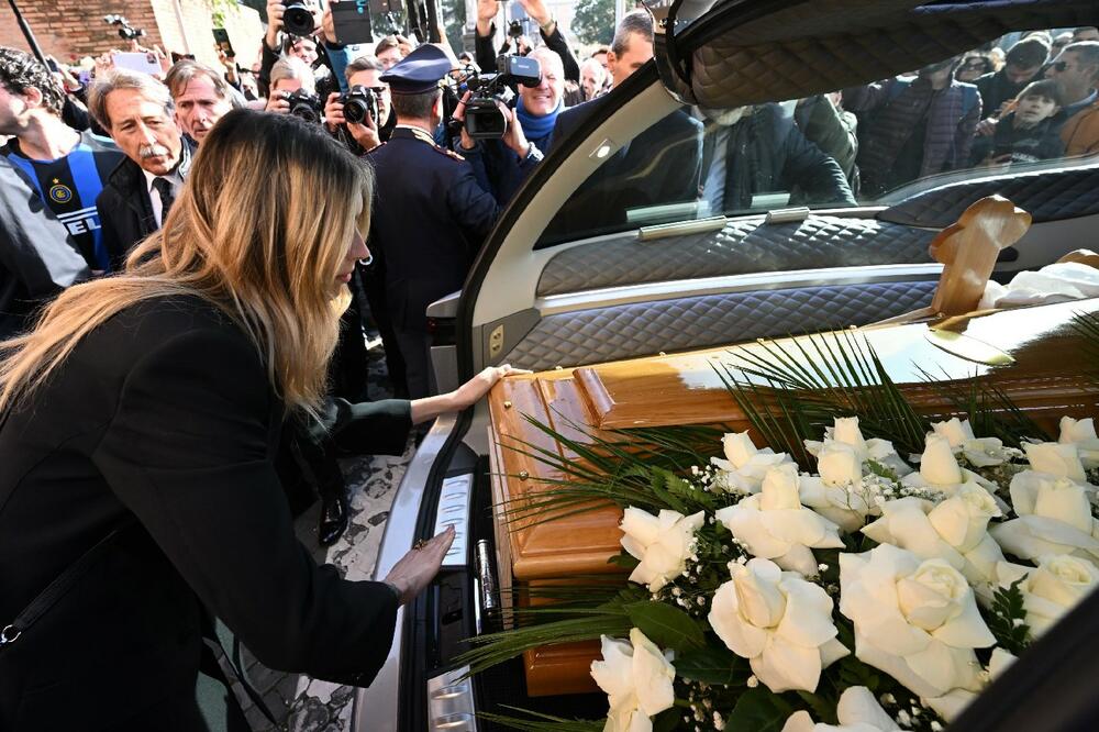 PORUKA ZA NEUTEŠNU MAJKU Mihina ćerka se oglasila posle sahrane: Uputila nekoliko reči i mnoge rasplakala (FOTO)