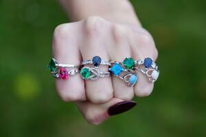 SIMBOLIČNA ZNAČENJA PRSTENA: Ako nosite nakit na malom prstu, ovo BESPOGOVORNO poručujete drugima